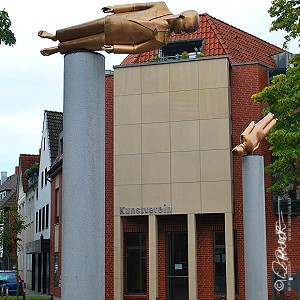 Vor dem Eingang in die Ausstellung des Kunstvereins